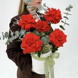 Krasnie frantcuzskie rozi v korobke s evkaliptom