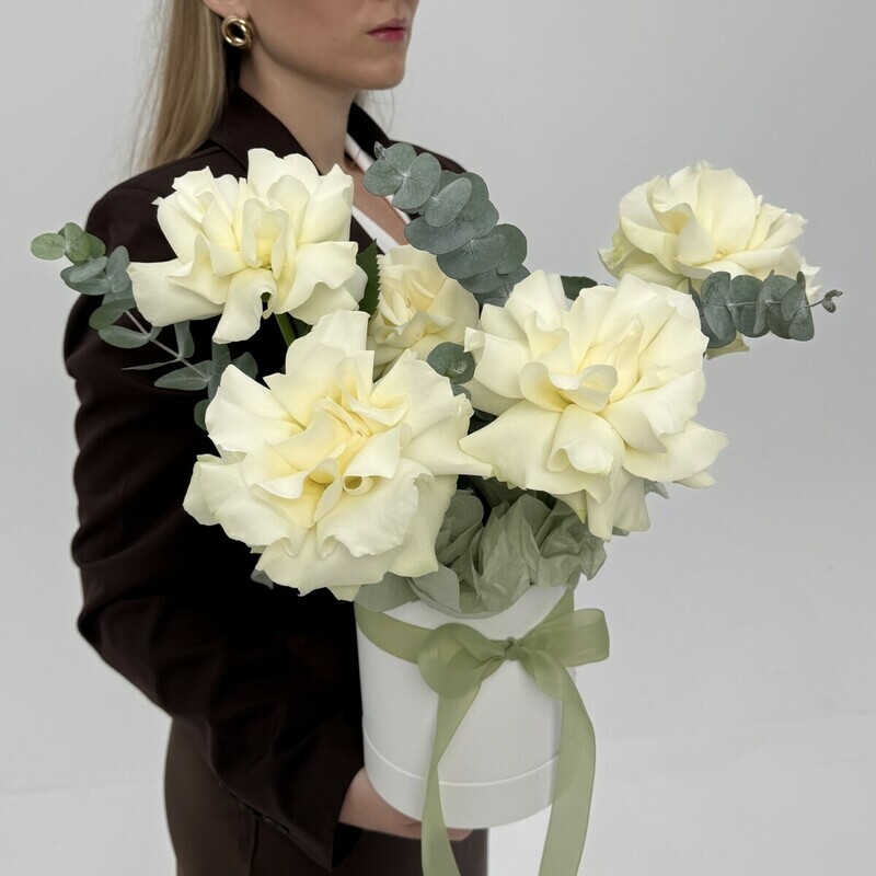 Belie frantcuzskie rozi v korobke s evkaliptom, standart