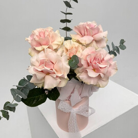 Rozovie frantcuzskie rozi v korobke s evkaliptom