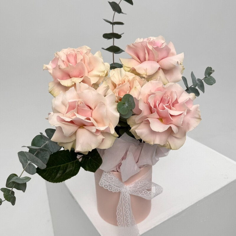 Розовые французские розы в коробке с эвкалиптом, стандартный