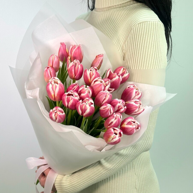 Букет из 25 розовых тюльпанов в матовой упаковке, стандартный