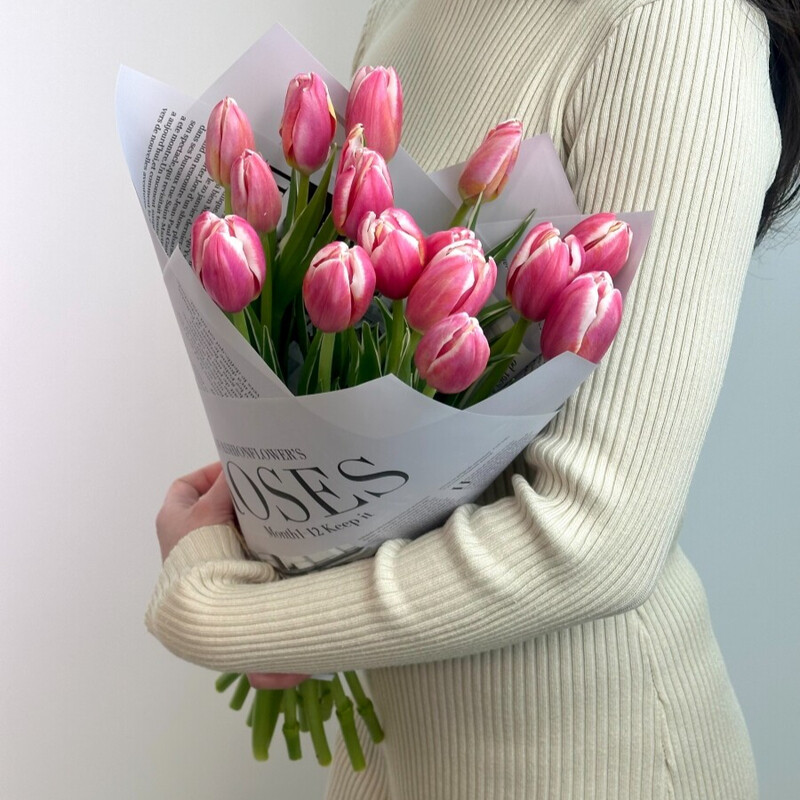 Букет из 15 розовых тюльпанов в дизайнерской упаковке, стандартный