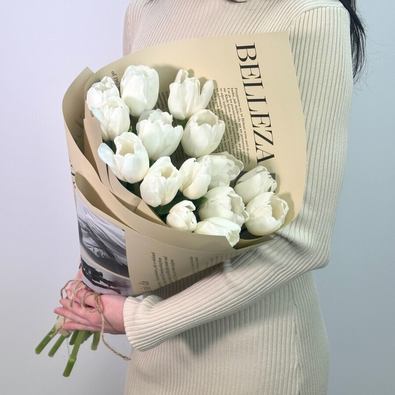 Букет из 15 белых тюльпанов в дизайнерской упаковке, стандартный