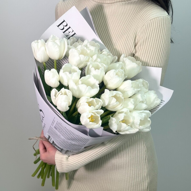 Buket iz 25 belih tyul_panov v dizajnerskoj upakovke, premium