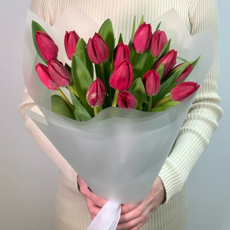 Букет из 15 красных тюльпанов в дизайнерской упаковке, стандартный