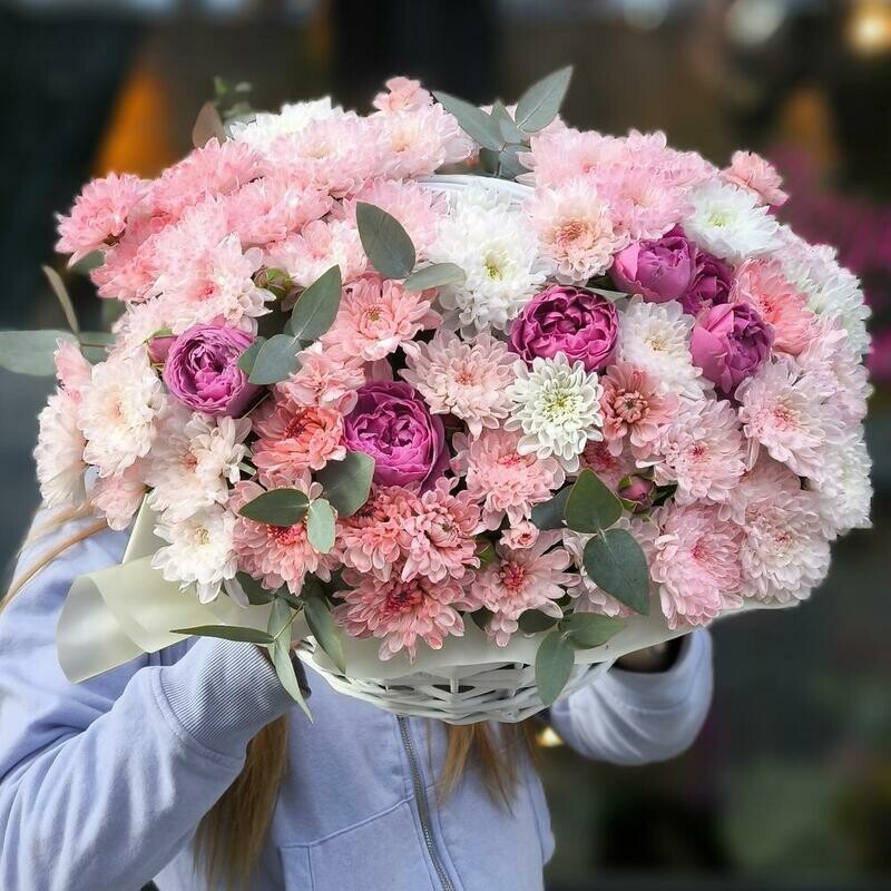 Корзина из пионовидной кустовой розы, хризантемы и эвкалипта, премиум