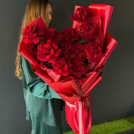 Buket iz krasnih frantcuzskih roz