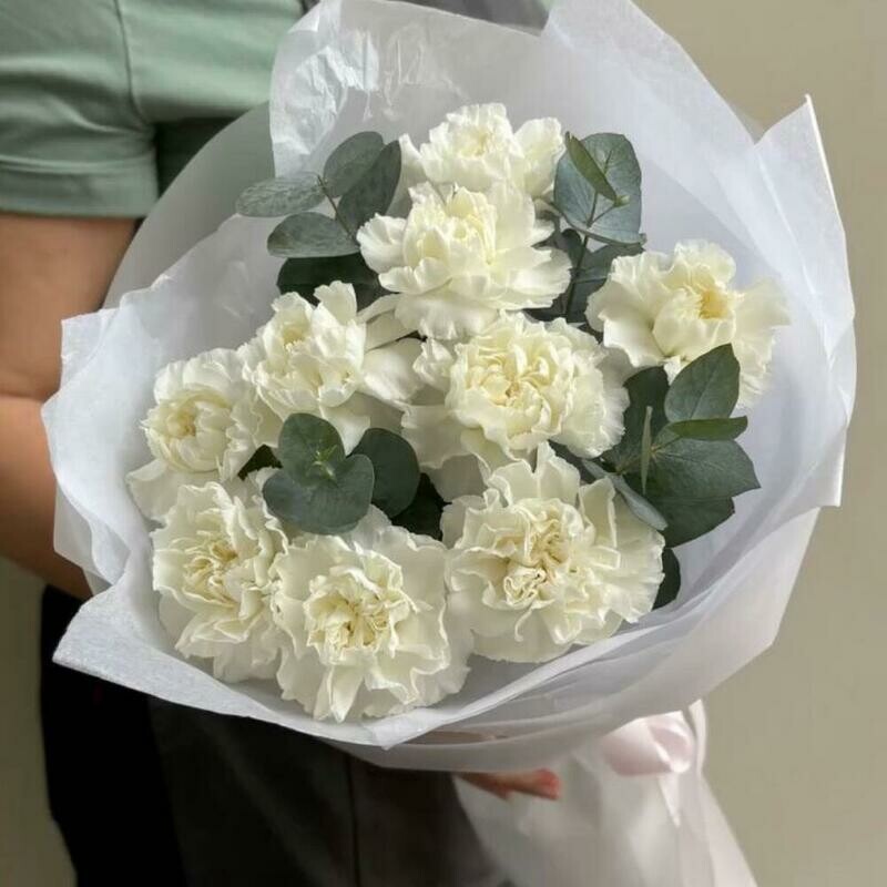 Buket iz belih diantusov s evkaliptom, standart