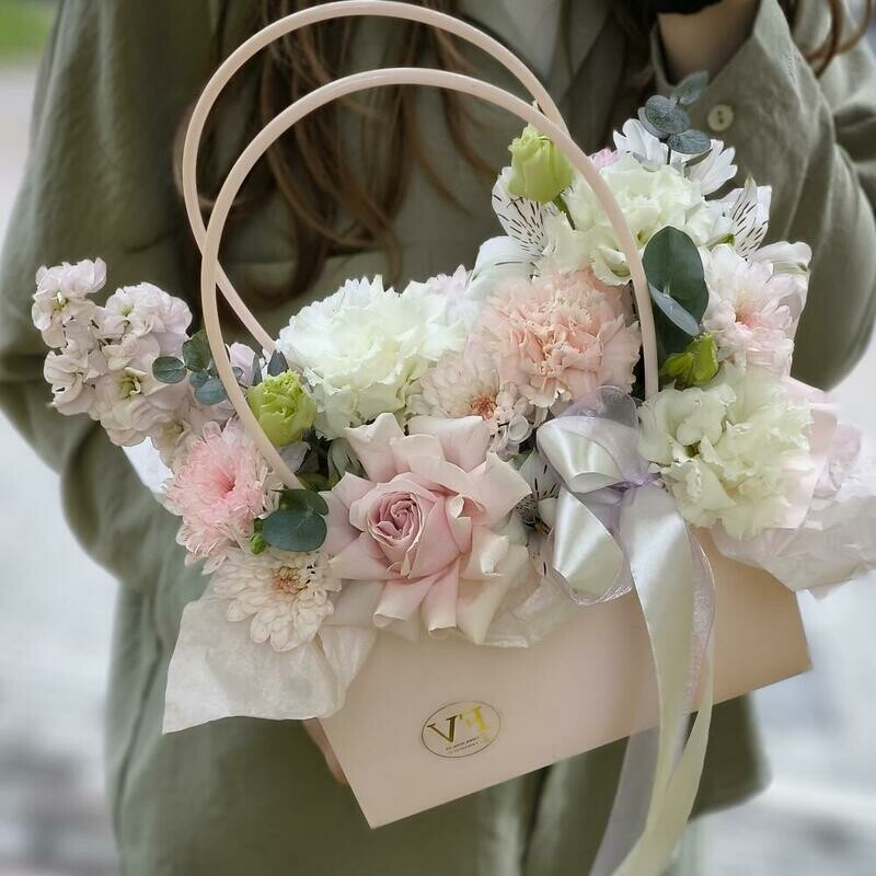 Kompozitciya v sumochke iz roz, hrizantem , diantusov, standart