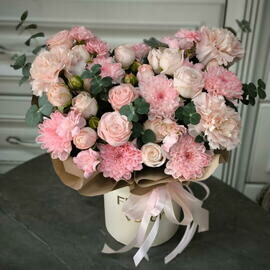 Kompozitciya v korobke s diantusami, kustovoj hrizantemoj i kustovoj pionovidnoj rozoj