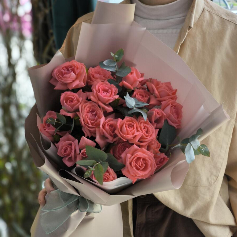 Букет из кустовых коралловых роз и эвкалипта, 7 роз