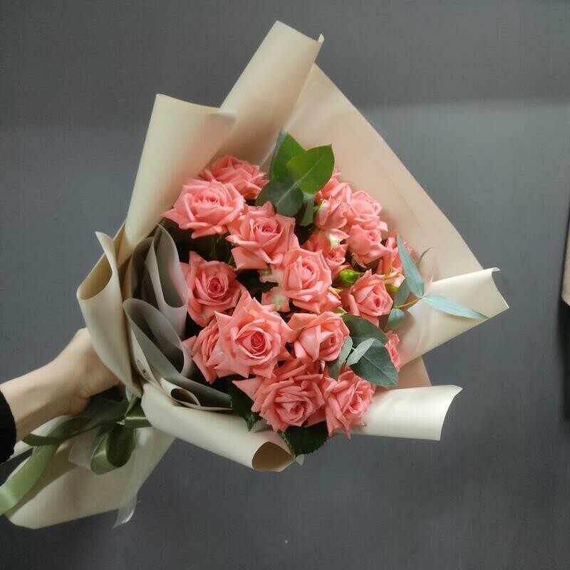 Buket iz korallovih roz s evkaliptom, standart