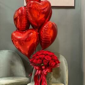 Nabor shari v vide serdtca i kompozitciya iz krasnih roz v barhatnoj korobke