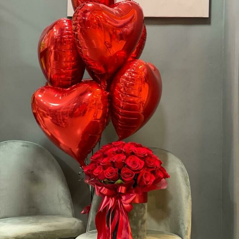 Nabor shari v vide serdtca i kompozitciya iz krasnih roz v barhatnoj korobke, premium