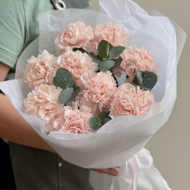 Букет из нежных диантусов с эвкалиптом, стандартный