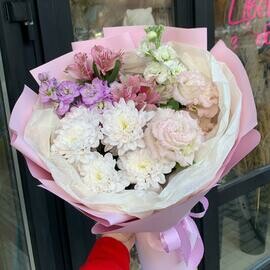 Милый букет из хризантем, эустомы, маттиолы и альстромерии