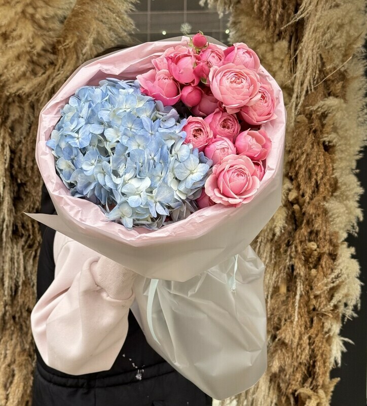 Букет из кустовых роз и гортензии, стандартный
