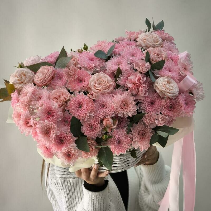 Hit Pionovidnaya kustovaya roza, hrizantema, diantus, evkalipt v korzine, standart