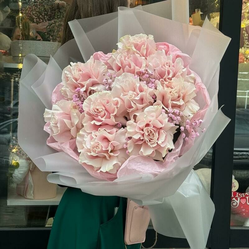 Buket iz frantcuzskih roz i gipsofili, standart