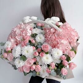 Kompozitciya s gortenziyami, kustovoj pionovidnoj rozoj i hrizantemoj v korzine