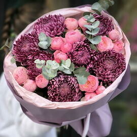 Avtorskij buket iz hrizantem i kustovih pionovidnih roz Sil_va Pink s evkaliptom