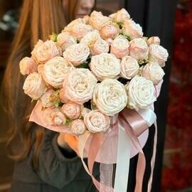 Kompozitciya iz pionovidnoj rozi sorta bombastik v korobke