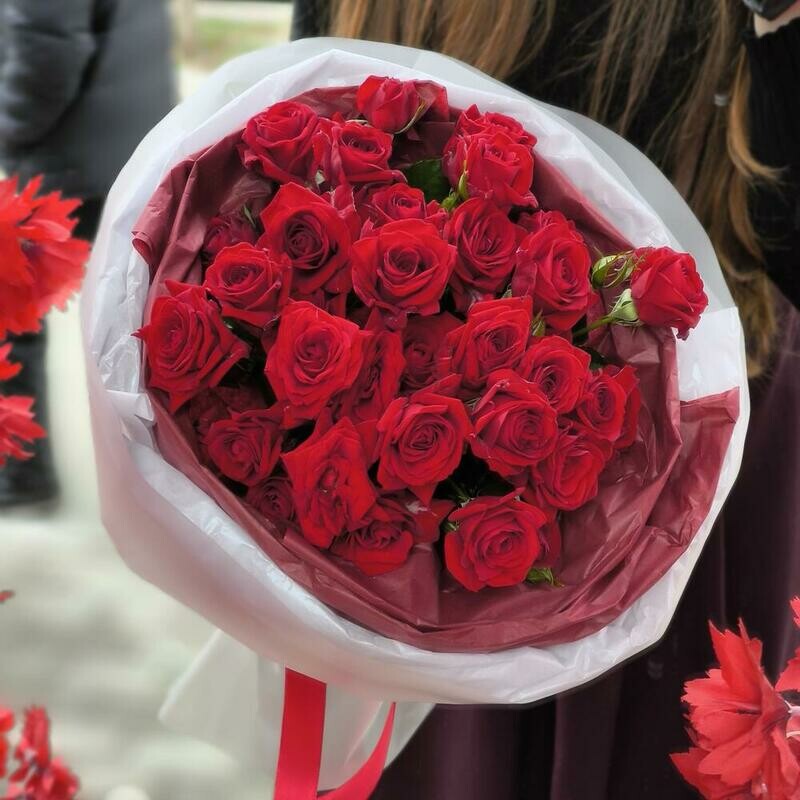 Букет красных кустовых роз, 7 роз