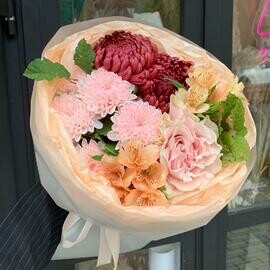 Красивый сборный букет из хризантемы, альстромерии и французской розы