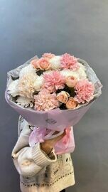 Nezhnij buket s pionovidnimi rozami, hrizantemami i diantusami