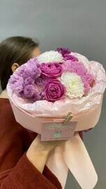 Яркий букет с хризантемами, диантусами и розами 