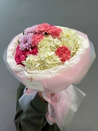 Buket s gortenziyami, rozami, hrizantemoj i diantusami