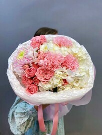 Букет с белой гортензией, хризантемой, диантусами и пионовидными розами