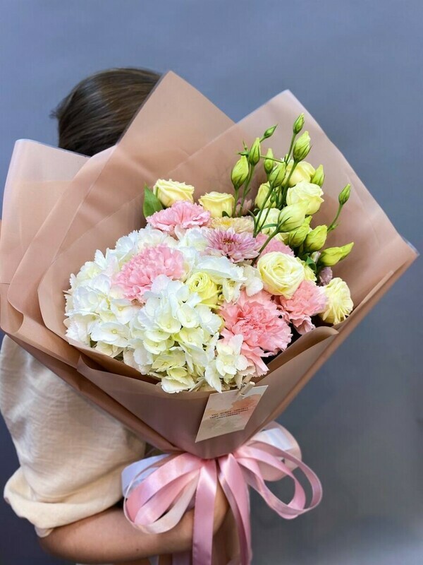 Stil_nij buket s gortenziej, eustomoj, diantusami i hrizantemoj, standart