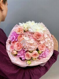 Букет с гортензией, яркими диантусами, розами и хризантемой