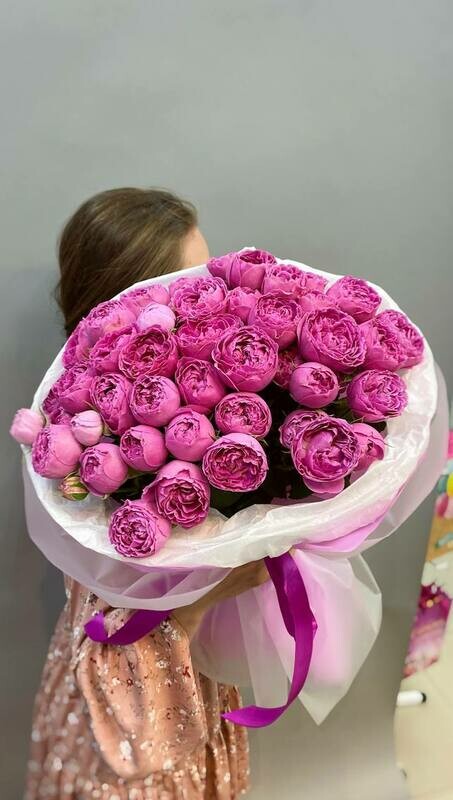 Mono buket iz 19 yarkih kustovih roz, standart