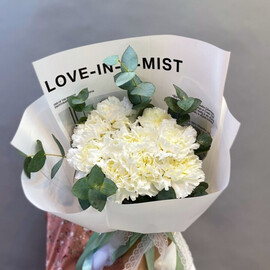 Букет с белыми диантусами на 8 марта