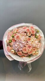 Нежнейший букет с гортензией и пионовидными розами