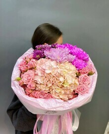 Букет с гортензией, хризантемами и нежными розами