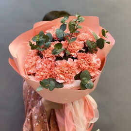 Stojkij buket na 8 marta s diantusami i evkaliptom