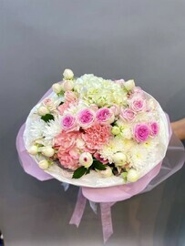 Нежный микс букет в добавлением диантусов и кустовой розы