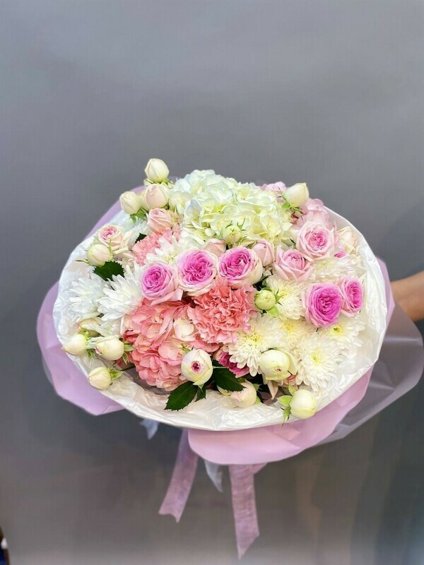 Nezhnij miks buket v dobavleniem diantusov i kustovoj rozi, standart