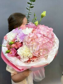 Яркий микс букет с добавлением пионовидной розы и гортензии