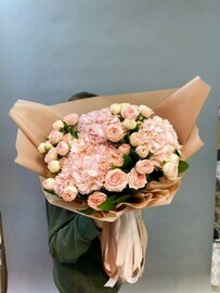 Пышный букет из гортензий и кустовых роз