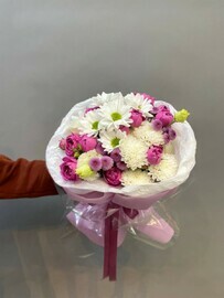 Букет с ромашковыми хризантемами, пионовидными розами и эустомой