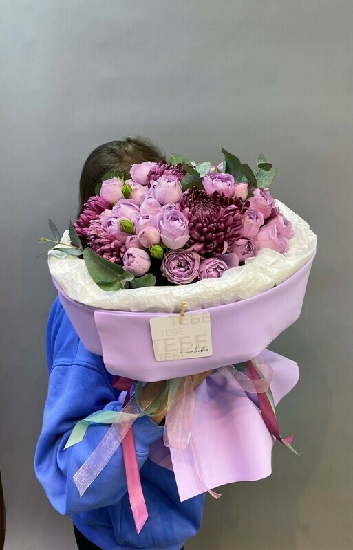 Pishnij buket s hrizantemoj bigudi i pionovidnimi rozami, standart