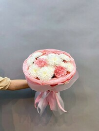 Стойкий букет хризантем с добавлением диантусов