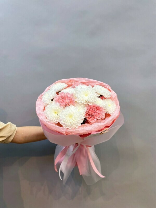 Stojkij buket hrizantem s dobavleniem diantusov, standart