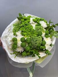 Miks buket s raznim sortom hrizantem i zelenoj gortenziej