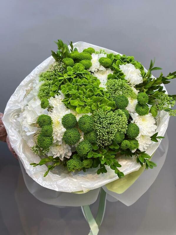 Miks buket s raznim sortom hrizantem i zelenoj gortenziej, standart