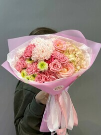 Нежный букет с гортензией, розами, диантусами и хризантемами 